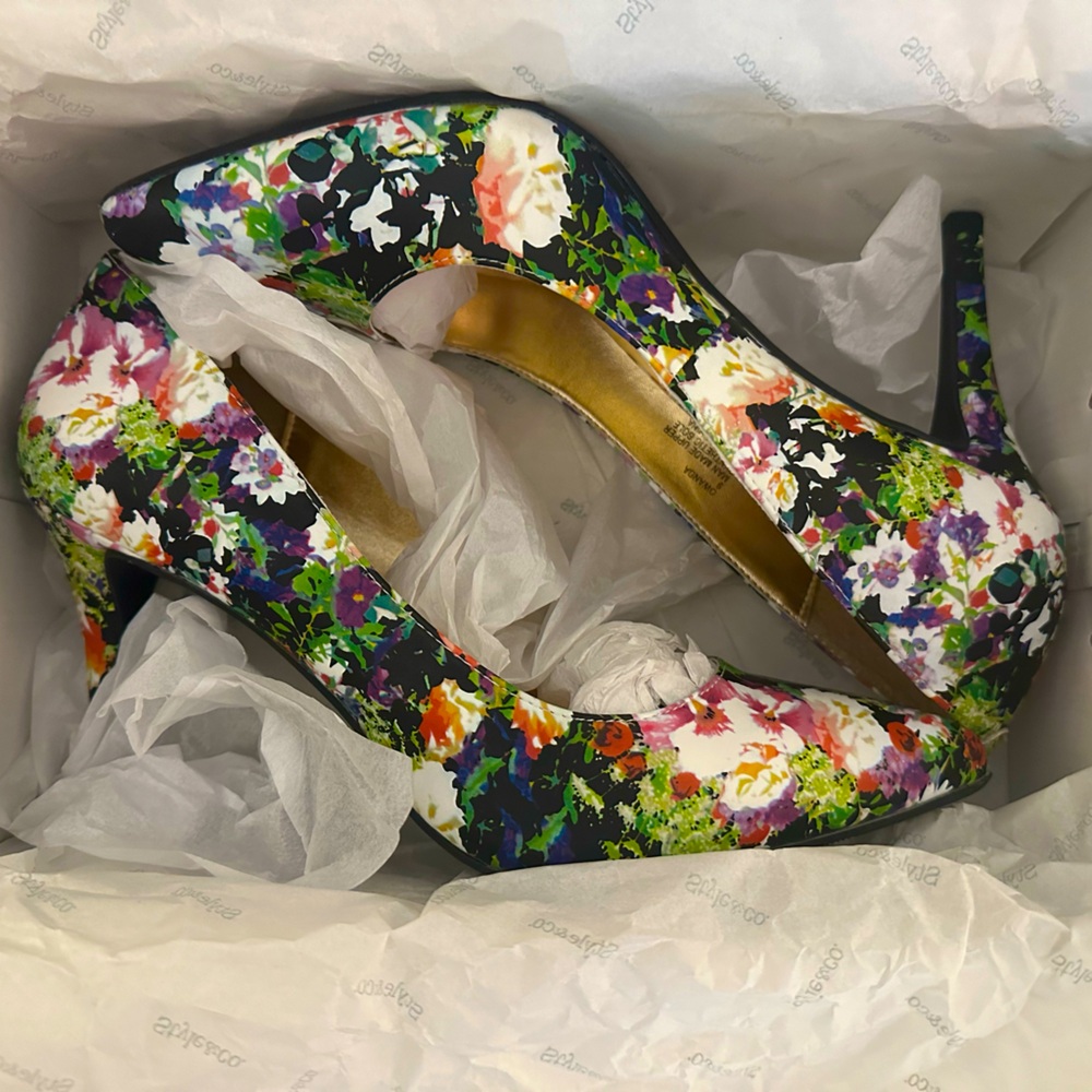 *LIKE NEW* 143Girl Closed Toe Owanda Floral 3inch Heel/ Pumps, Size 9